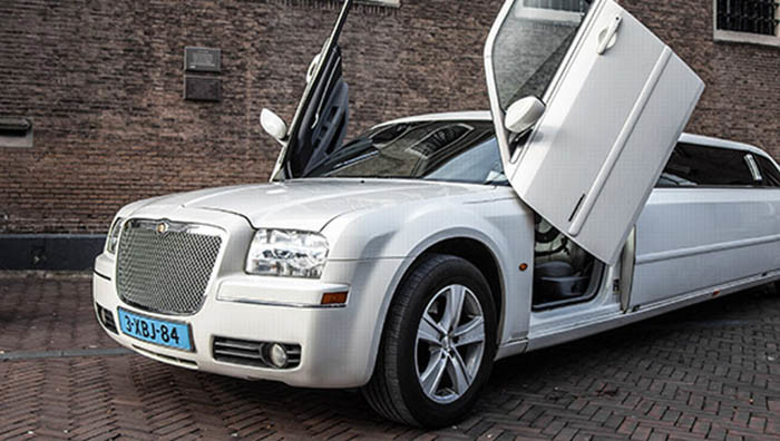 Witte Chrysler 300C Lambodoors 